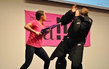BEA Women 6.5.2017 Demo Pallas mit Angreifer 084