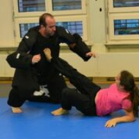 Mit Trainer im Schutzanzug