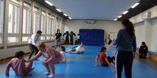 Selbstverteidigung für Frauen mit Migrationserfahrung und women of color am 16.4.2023 in Zürich